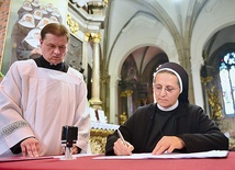 Matka generalna zgromadzenia s. Samuela Werbińska podpisuje przysięgę, że przekaże Kongregacji Spraw Kanonizacyjnych nienaruszone akta procesowe