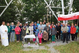  Obecnie pod krzyż pielgrzymują przedstawiciele już kilku  wałbrzyskich parafii 