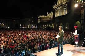  „Lekcje śpiewania” przyciągają na krakowski Rynek Główny tysiące ludzi