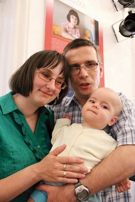 Agnieszka, jedna z bohaterek wystawy, wraz z mężem i drugą córeczką Justyną