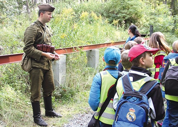  Paweł Lewandowski, „żołnierz” w pełnym umundurowaniu, mówi, w jaki sposób zachować się, kiedy w lesie znajdzie się niewybuchy: „Nie dotykać! Uciekać! Powiadomić dorosłych!”