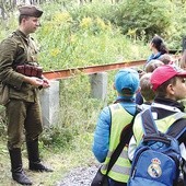  Paweł Lewandowski, „żołnierz” w pełnym umundurowaniu, mówi, w jaki sposób zachować się, kiedy w lesie znajdzie się niewybuchy: „Nie dotykać! Uciekać! Powiadomić dorosłych!”