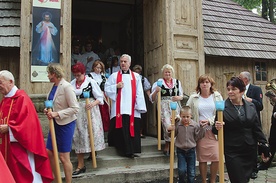  Kapłani i wierni w procesji przeszli wokół świątyni 