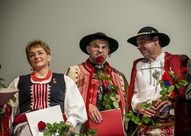 Ks. Stanisław Kowalik (w środku), posługując się gwarą i zakładając góralski ornat podczas Mszy, daje przykład tożsamości regionalnej