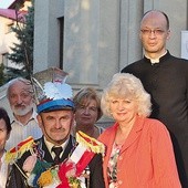 O Straży Honorowej i Turkach opowiadają aktywni parafianie. Z prawej ks. Paweł Szewczyk, opiekun bractwa