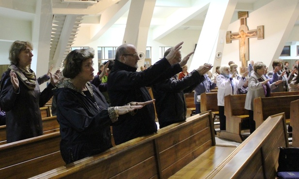 Członkowie wspólnoty "Miasto na Górze" wstawienniczo modlili się za wszystkich, którzy zdecydowali się oddać Jezusowi swoje całe życie