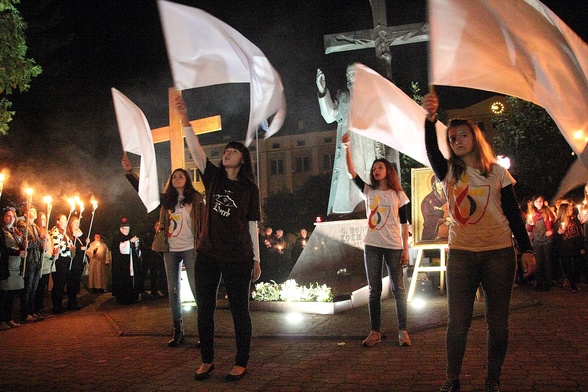 Taniec uwielbienia przy symbolach ŚDM w Nowym Mieście nad Pilicą