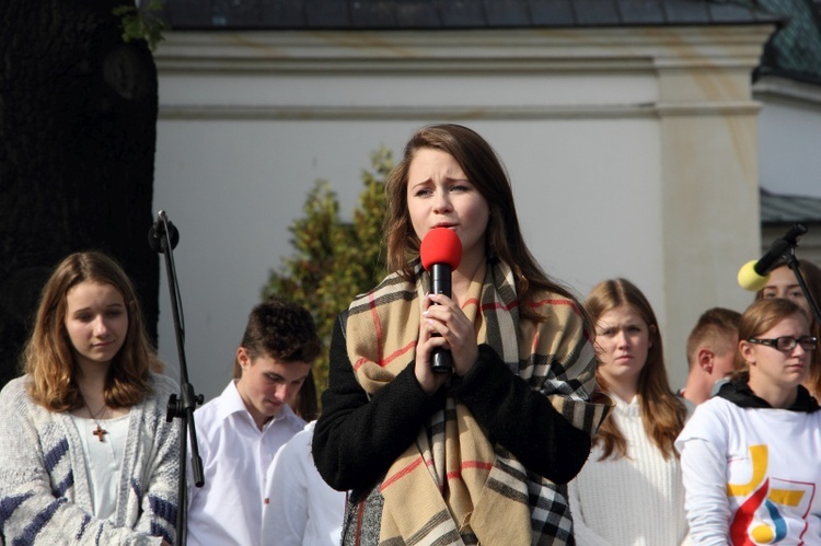 Symbole ŚDM na Starym Rynku w Łowiczu