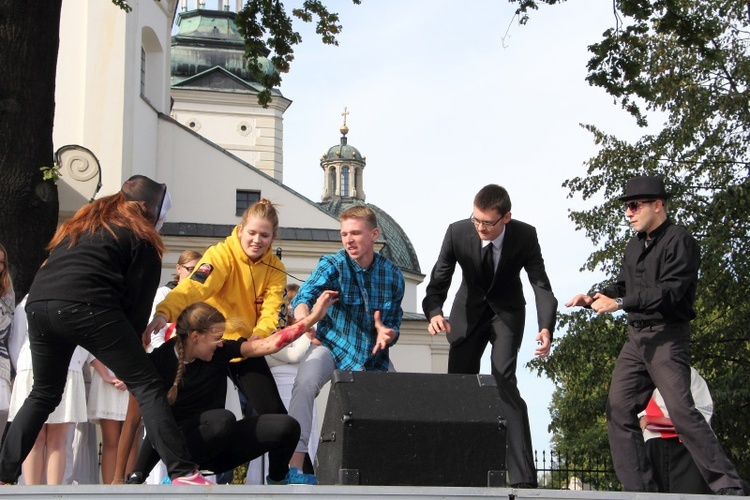 Symbole ŚDM na Starym Rynku w Łowiczu