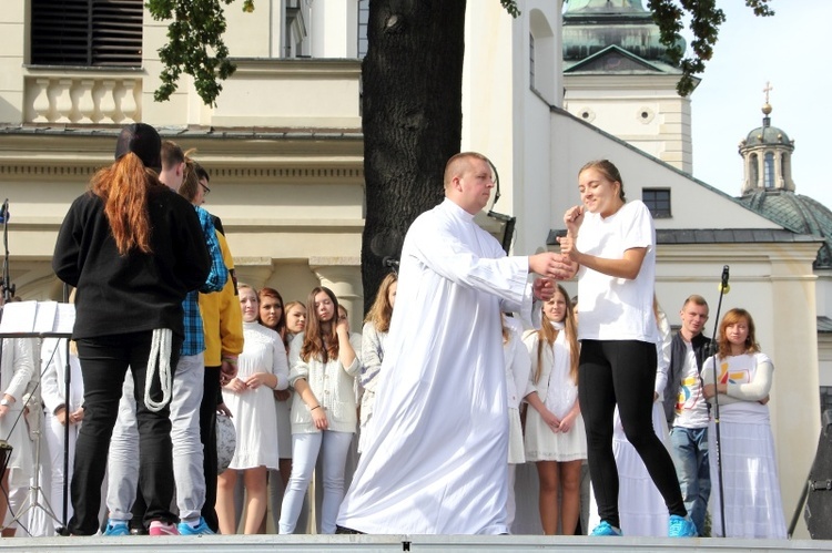 Symbole ŚDM na Starym Rynku w Łowiczu