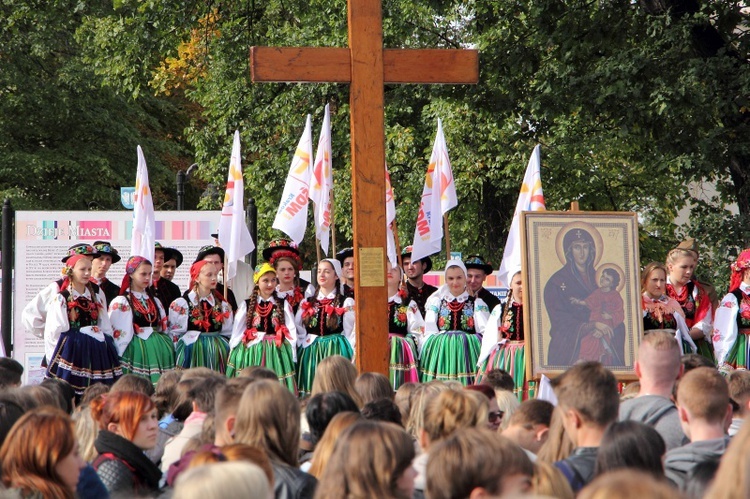 Symbole ŚDM na Starym Rynku w Łowiczu