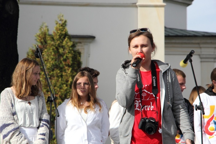 Symbole ŚDM na Starym Rynku w Łowiczu