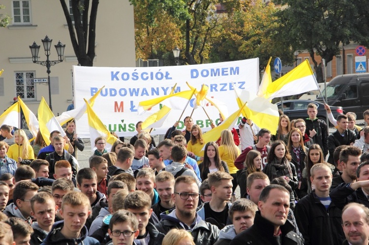 Symbole ŚDM na Starym Rynku w Łowiczu