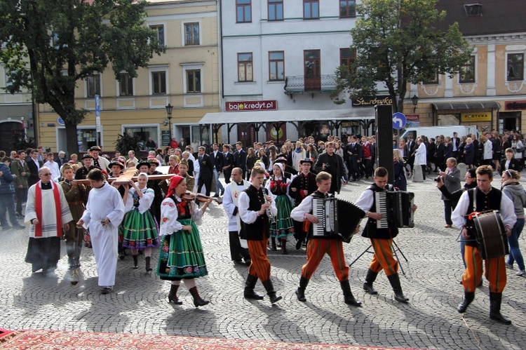 Symbole ŚDM na Starym Rynku w Łowiczu