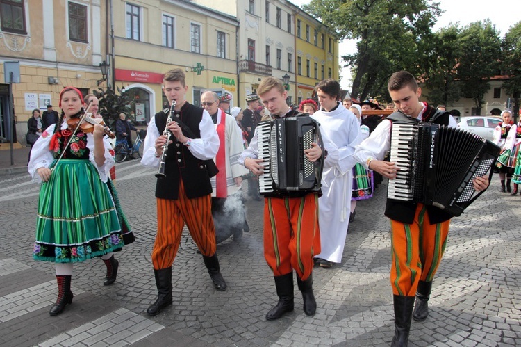 Symbole ŚDM na Starym Rynku w Łowiczu