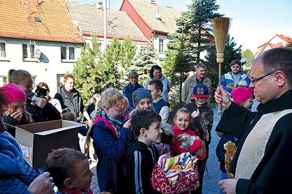  Darłowo, 3 października. Obrzęd błogosławieństwa zwierząt przewiduje także pokropienie ich wodą święconą 