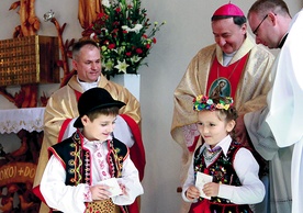 Dzieci powitały biskupa w kościele. One będą stanowić o przyszłości wsi