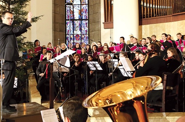  Ks. Zygmunt z chórem i orkiestrą Ośrodka Liturgicznego Ruchu Światło–Życie Archidiecezji Katowickiej