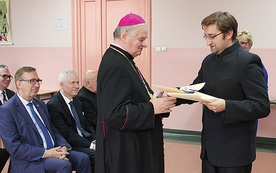 Biskup Tadeusz Rakoczy, który otrzymał tytuł Przyjaciela Szkół im. bł. Matki Teresy z Kalkuty w Żywcu, trzykrotnie miał okazję spotkać się z błogosławioną