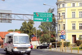  Przez jedną czwartą roku powietrze nie nadaje się tu do oddychania. Z miastem sąsiadują znane uzdrowiska, w tym leczące choroby płuc