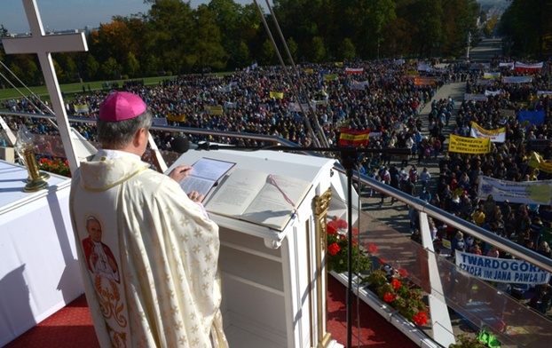 Pielgrzymce przewodniczył bp Henryk Tomasik, krajowy duszpasterz Rodziny Szkół Jana Pawła II