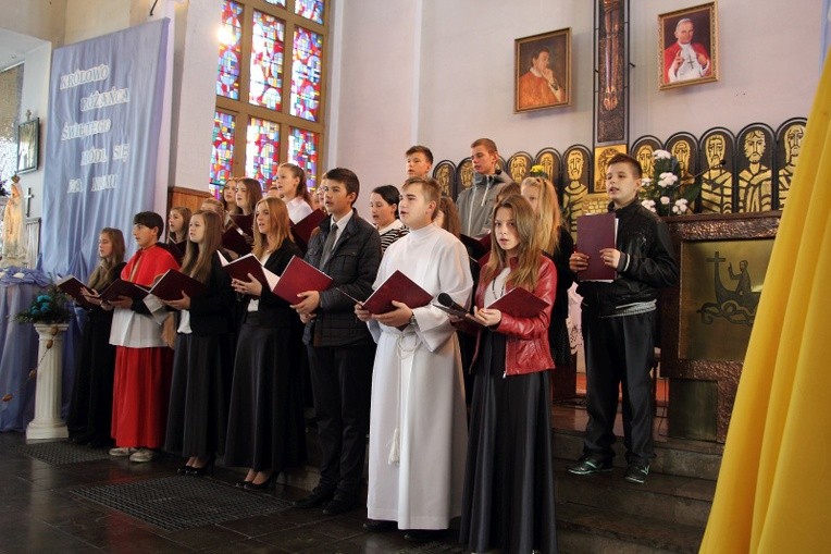 W koncercie papieskim wystąpili uczniowie gimnazjum w Bedlnie i podstawówki w Pniewie
