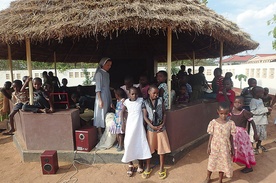 Siostry zajmują się dziećmi, które bardzo często zostały pozostawione same sobie