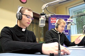 Kleryk Łukasz Brudzeński i diakon Paweł Grzesiak są dobrze znani pracownikom Radia Olsztyn.  Od kilku lat współtworzą audycję „Gloria FM”