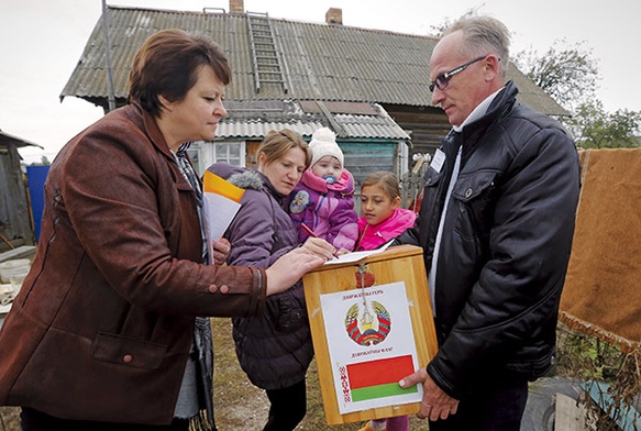 Tradycji stało się zadość. Alaksandr Łukaszenka znów został wybrany na prezydenta Białorusi, zdobywając 83,49 proc. głosów. Na zdjęciu głosowanie we wsi Kurkowo. W wielu miejscach Komisje same przyjeżdżały do wyborców 