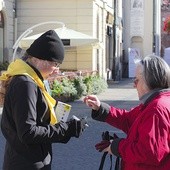 W zbiórkę dla Fundacji „Dzieło Nowego Tysiąclecia” włączali się zarówno młodsi,  jak i starsi mieszkańcy naszych miast