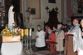 W parafii św. Jakuba w Skierniewicach ostatnie w tym roku nabożeństwo fatimskie odprawił bp Józef Zawitkowski