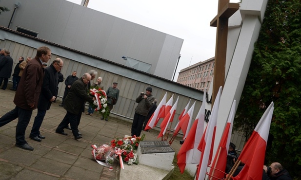 Wiązankę kwiatów przed pomnikiem ofiar niemieckich egzekucji z 1942 r. składają przedstawiciele pracowników Fabryki Broni