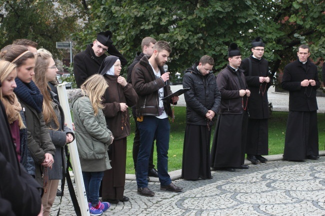 On patrzył z góry