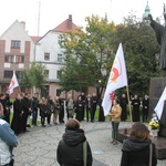 On patrzył z góry