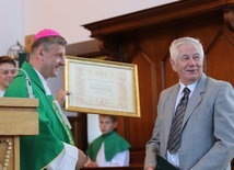 Medal "Pro Ecclesia et Pontifice" wręczył Bronisławowi Piotrowskiemu bp Roman Pindel