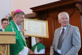 Medal "Pro Ecclesia et Pontifice" wręczył Bronisławowi Piotrowskiemu bp Roman Pindel