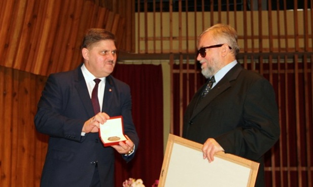 Pamiątkowy Medal „Pro Masovia” w imieniu marszałka województwa Adama Struzika, przekazał jubilatowi Leszek Ruszczyk (z lewej)