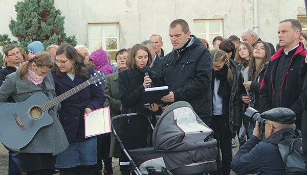  Akt zawierzenia odczytali Ewelina i Michał Podlewscy. Z prawej ks. Grzegorz Lipiec Z lewej: Cudowny obraz Świętej Rodziny w sanktuarium w Studziannie