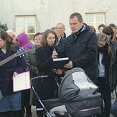  Akt zawierzenia odczytali Ewelina i Michał Podlewscy. Z prawej ks. Grzegorz Lipiec Z lewej: Cudowny obraz Świętej Rodziny w sanktuarium w Studziannie