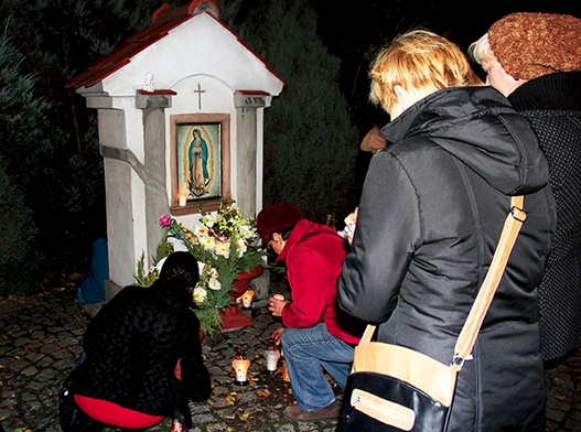 W Dniu Dziecka Utraconego po Mszy św. osieroceni rodzice przeszli pod kapliczkę Matki Bożej z Guadalupe Po prawej: Msza św. w Tumie za dzieci przedwcześnie zmarłe. Rodzice przekazują ks. Piotrowi Nowakowi zapalone znicze, których płomień symbolizuje utracone dziecko 