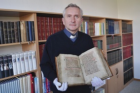 Ks. dyrektor Dariusz Majewski z odzyskanym wiosną br. Pontyfikałem Płockim z XII wieku