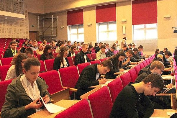 Uczestnicy zeszłorocznego  etapu diecezjalnego  podczas wypełniania testu