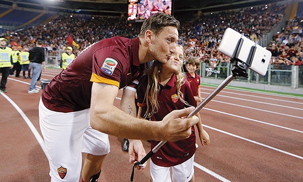 Francesco Totti robi  selfie z córką Chanel na stadionie w Rzymie