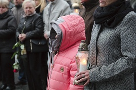  W pierwszą rocznicę tragedii rodziny zebrały się, by uczcić pamięć zmarłych
