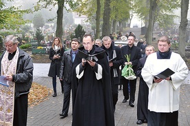  Szczecinek, 17 października: ceremonia na cmentarzu miała charakter ekumeniczny. Pogrzeby dzieci utraconych odbyły się także w Koszalinie, Słupsku i w Pile 