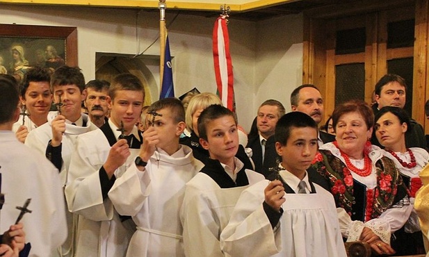 Bierzmowana młodzież i parafianie ze Zwardonia tłumnie wypełnili swój kościół