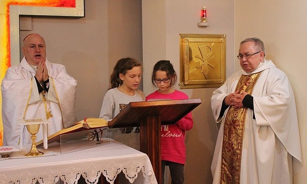 Dzieci ze świetlicy odczytały modlitwę wiernych w czasie Eucharystii