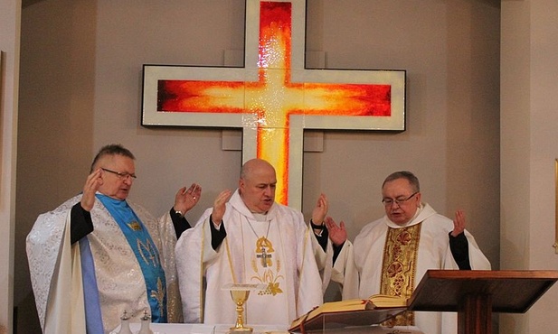 Od lewej: ks. Tadeusz Słonina SDS, bp Piotr Greger i ks. Zbigniew Powada w kaplicy "Józefowa"