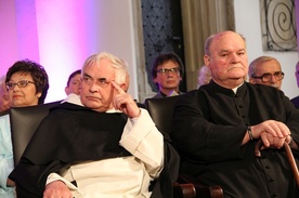 W czerwcu o. Wiśniewski (na zdjęciu z lewej) został honorowym obywatelem Wrocławia