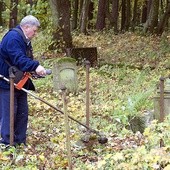 Sprzątanie cmentarza w Szczeglinie